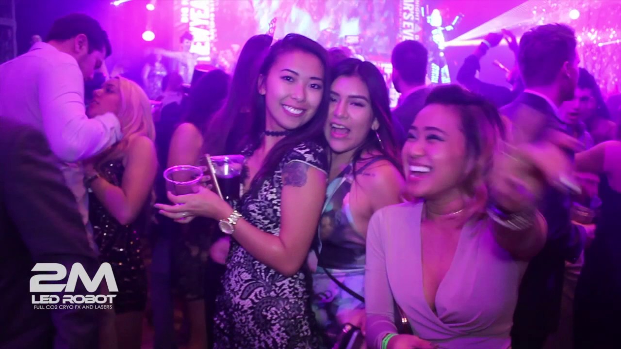 Gaylord National Resort & Convention Center 2017 - 2M Led Robot - YouTube