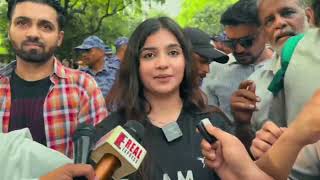 Kaisi Azadi Hai Ye? NEET Paper Leak Par Ladki Ne Godi Media Ko Dho Dala | Jantar Mantar Protest