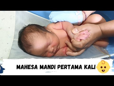 Video: Bagaimana Mengatur Mandi Pertama Bayi Yang Baru Lahir Di Rumah