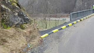 UPDATE VIDEO FOTO Mașină căzută în Olt - Doi tineri răniți 1 video