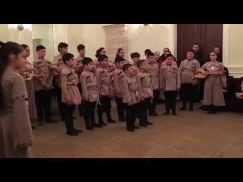 არხოტის ცასავით ლურჯი გაქვს თვალები.