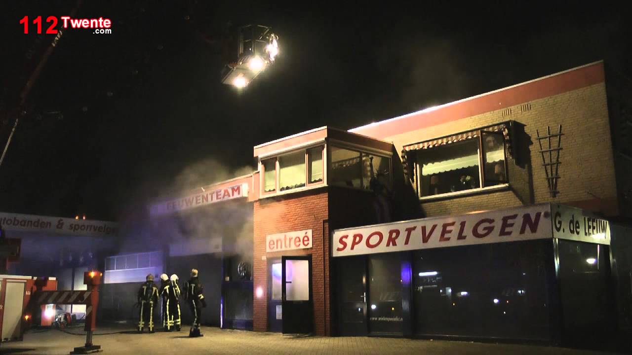 Grote brand De Leeuw autobanden aan de Noord Esmarkerrondweg Enschede -  YouTube