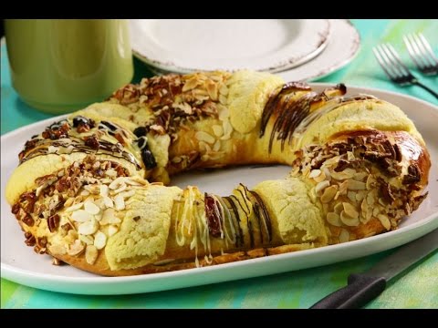 Rosca de Reyes Decorada con Frutos Secos, Azúcar, Almendras y Chocolate diya tailors