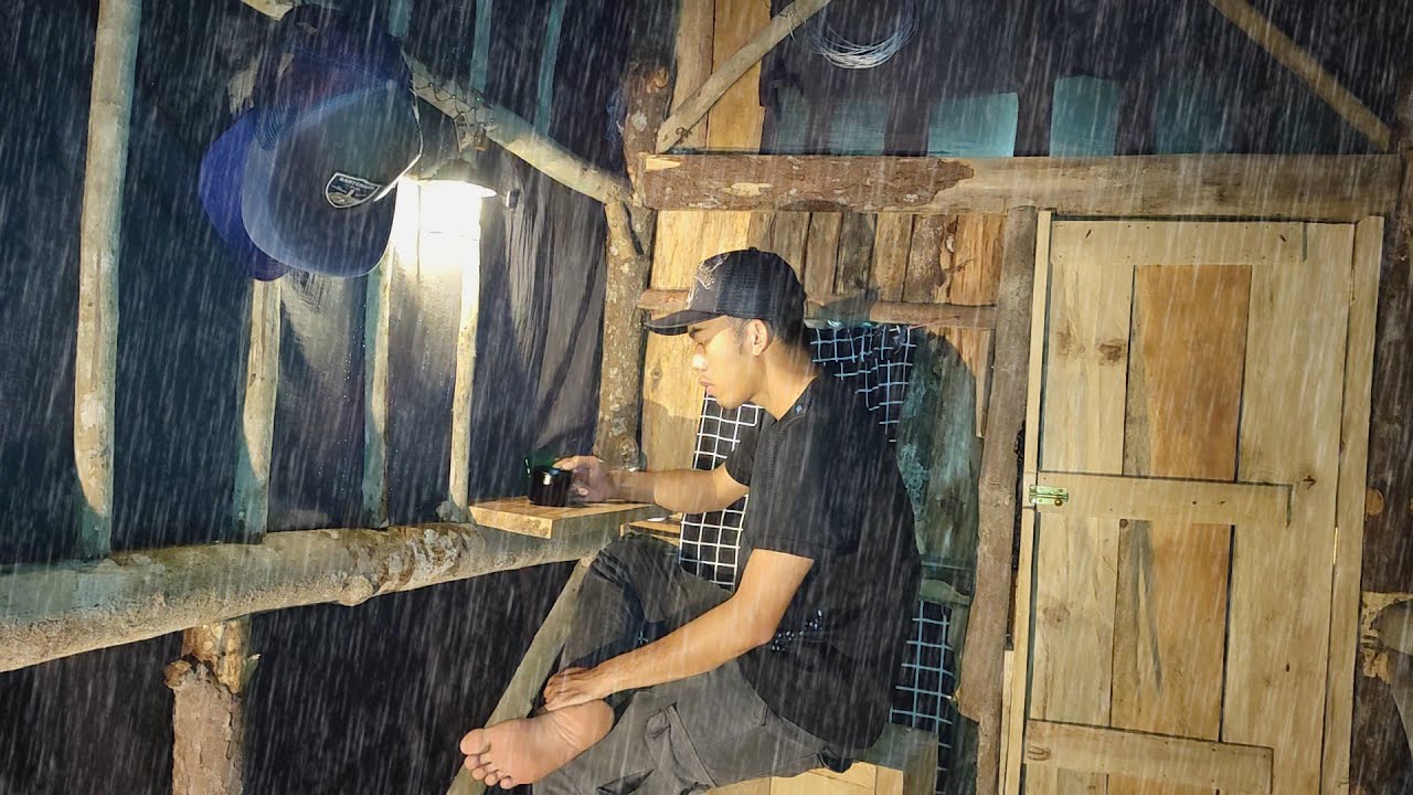 Tiba-tiba Hujan Deras Malam hari - Mencari Kayu Bakar untuk stok perapian selama Tinggal di pondok