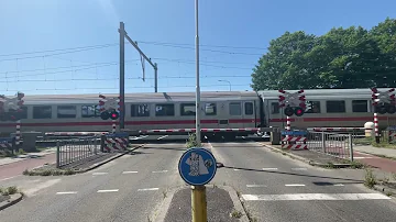 Spoorwegovergang Almelo de Riet // Dutch railroad crossing