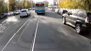 Алматы. Парковка полицейской машины под знаком остановка запрещена и обгон по встречке 20141017 153