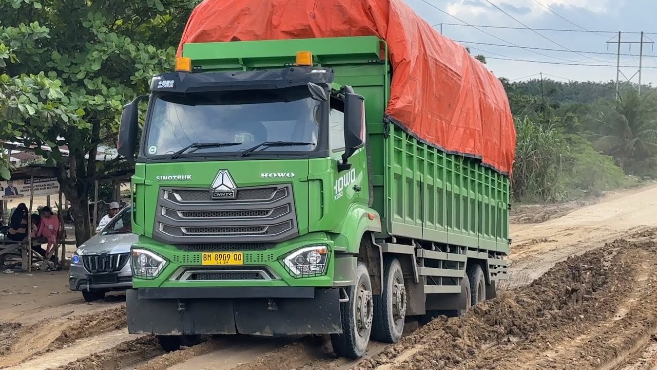 Dua Truk Sangkut Di Jalan ini
