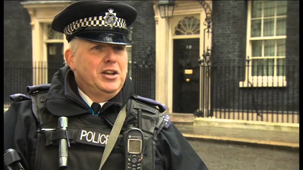 CCTV: OFF-DUTY DOWNING STREET POLICEMAN TACKLES KNIFEMAN