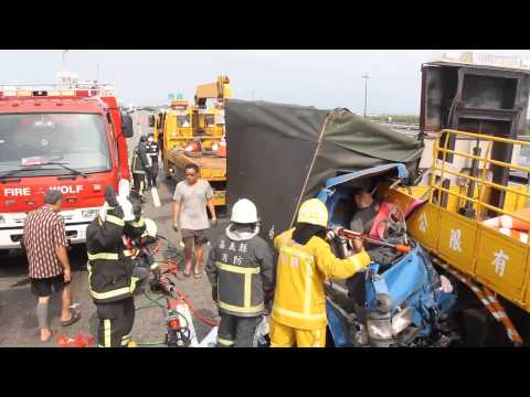 嘉義東西向快速道路車禍，小貨車駕駛死亡 20140717江俊亮