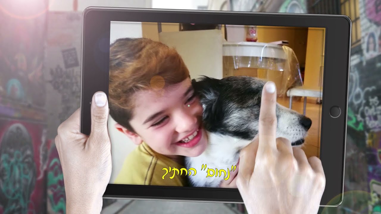 מצגת אייפד עם תמונות על מסך אייפד וקירות גרפיטי אורבניים