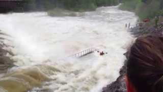 Kayaker gets DESTROYED at Ocoee Grumpys (entrance ramp) in high water