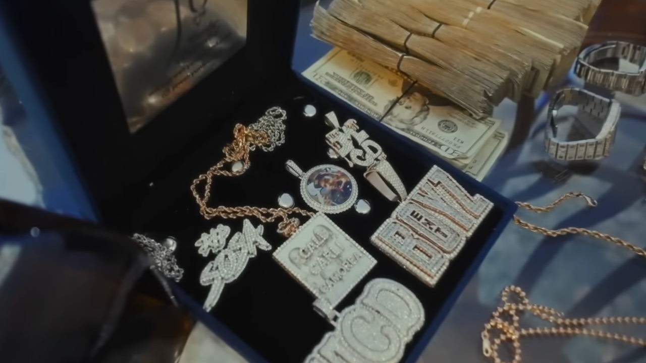 Tay B x Rio Da Yung OG x RMC Mike - Money Not Enough (Official Visualizer) auf YouTube ansehen Tay B x Rio Da Yung OG x RMC Mike - Money Not Enough (Official Visualizer) auf YouTube ansehen