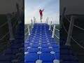  جسر متحرك مع امواج البحر  
