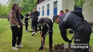 На Полтавщині громада разом з поліцейським посадили понад 300 дерев та кущів