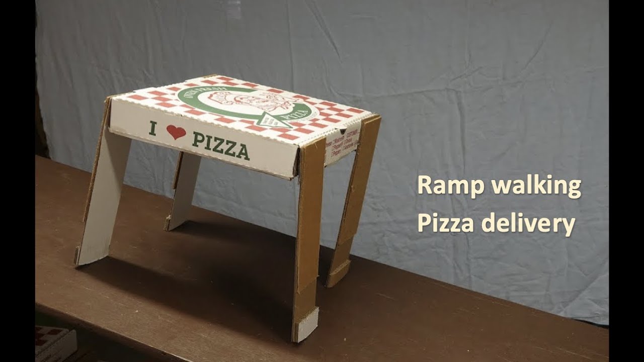 Пешеходная пиццерия с пандусом доставляет обед