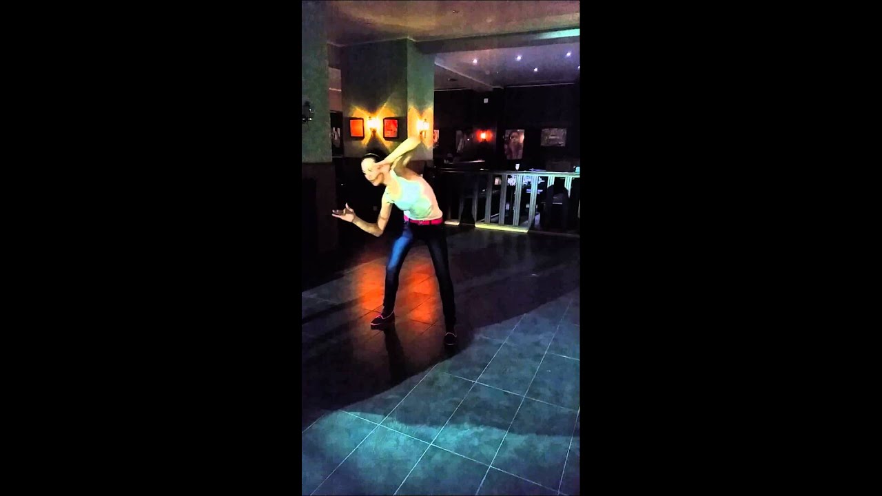 Девушка танцует на машине