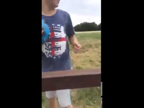 طفل بريطاني يطلب من خليجي لعب كرة القدم معه 