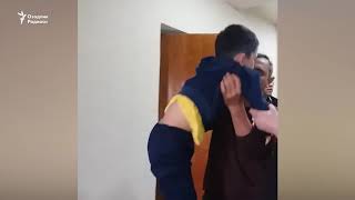 7 ёшли бола отасидан тортиб олиниши акс этган видео ижтимоий тармоқларни ларзага солди