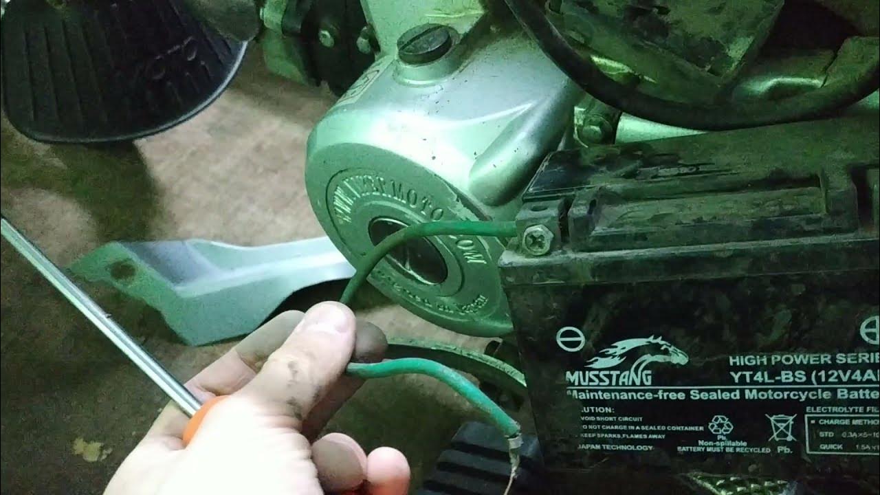 Как снять аккумулятор с мопеда DIY How To Change Battery Of Motorcycle Sport Bike Kawasaki Ninja ZX6R Monster S
