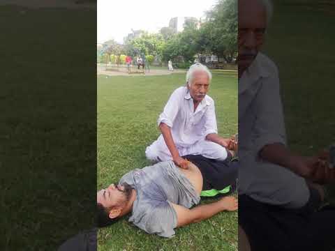 اگر کسی کو ناف پڑ جائے تو کیسے نکالی جائے