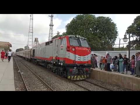 دخول قطار 186 المتجه إلى سوهاج محطه القنطرة غرب