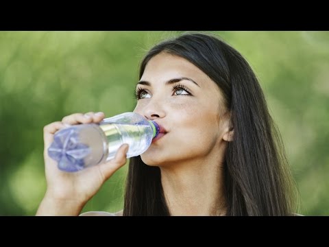 Video: 5 Redenen Om Regelmatig Alkalisch Water Te Drinken