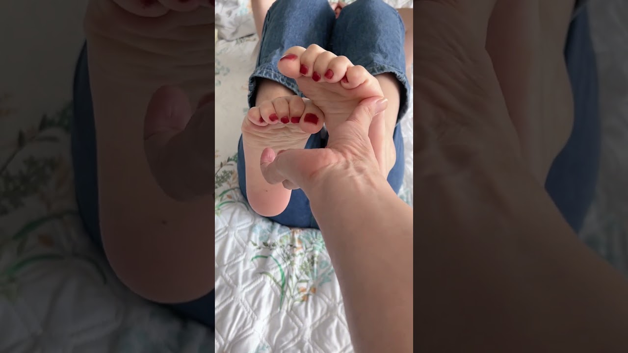 A fan wanted to tickle my soles… I couldn’t say no 🧦➡️🦶 