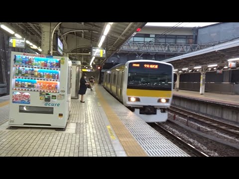 四ツ谷駅を出発して御所トンネルに突入していく中央快速線下りE233系とトンネルから出て到着してくる中央緩行線東行きE231系