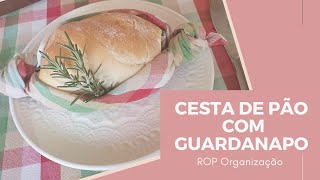 Cesta de pães e cachepot de guardanapo de tecido.