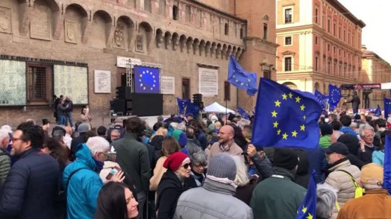 Migliaia in piazza a Bologna con bandiere Ue e della pace