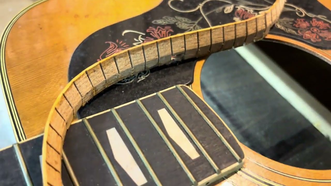 A terrible guitar has arrived! Rakugo de FG - YouTube