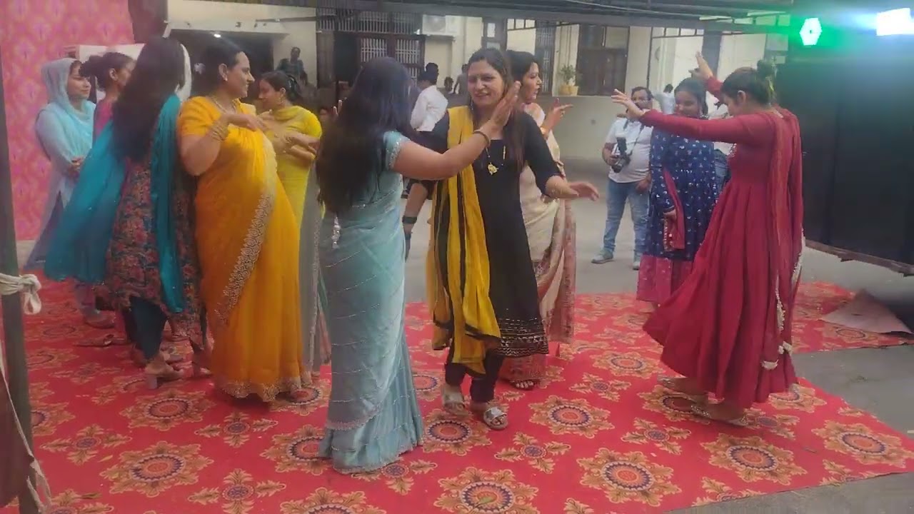 दिल में पड़े दिल लुट गए