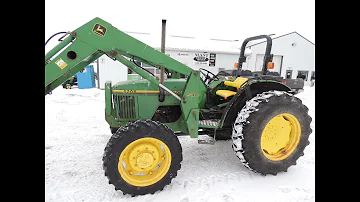 Kolik koní má traktor John Deere 5200?