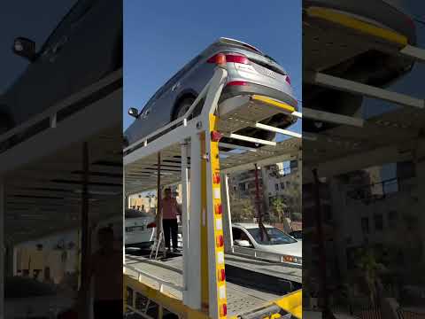 سيارات من جميع الأطياف السياسية في البلاد