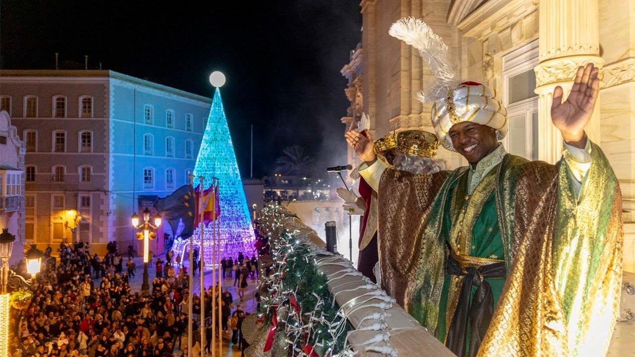 Los Reyes Magos culminan su jornada en Cartagena repartiendo regalos e ilusión en una cabalgata...
