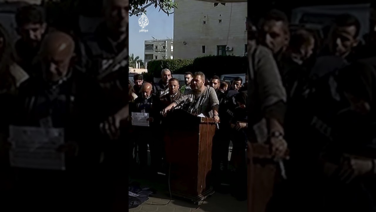 صحفيو غزة ينزعون ستراتهم احتجاجًا على استهداف الاحتلال زملاءهم