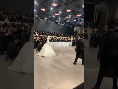 האדמו ר מבוהוש רוקד מצוה טאנץ בדביקות והתלהבות בנישואי בתו הצעירה אדר א תשפ ב 