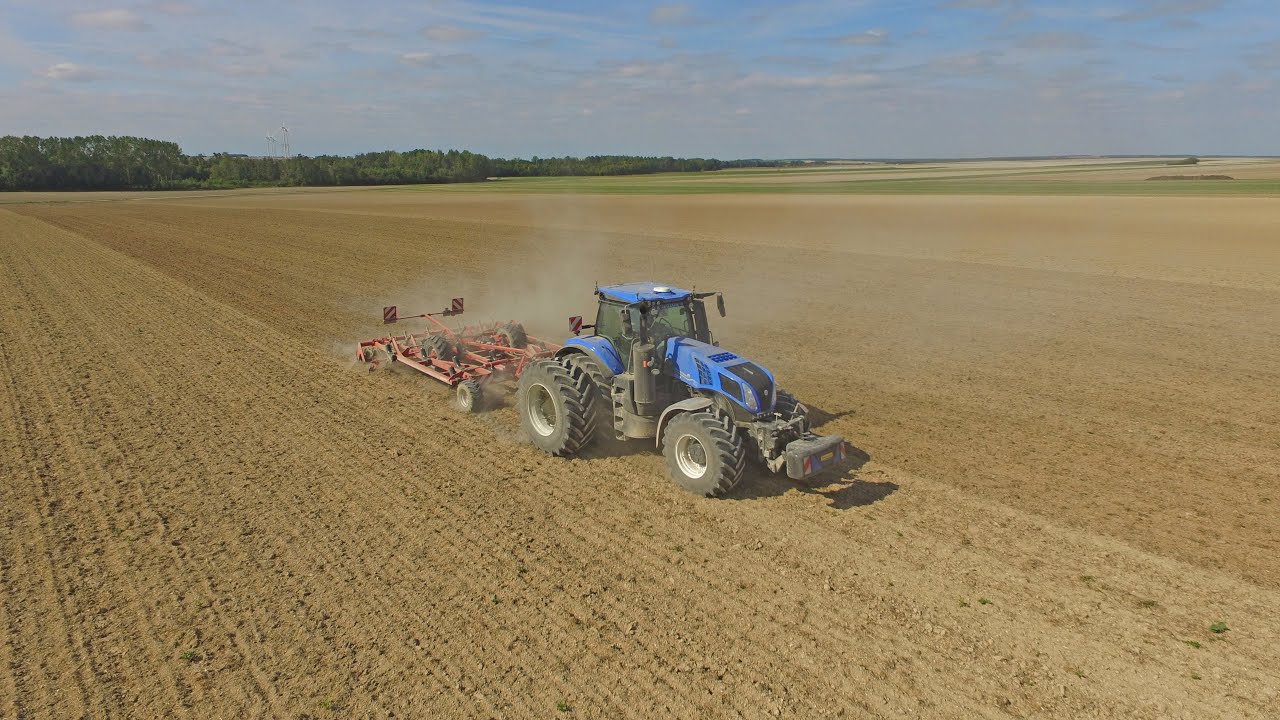 Un New Holland t8 410 jumelé au Terrano