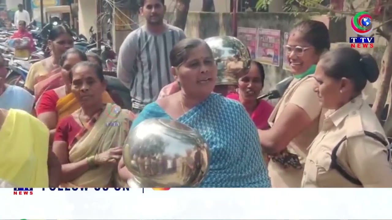 “Kagaz Nagar Women Protest Over Water Crisis, Empty Jugs in Front of Municipal Office”
