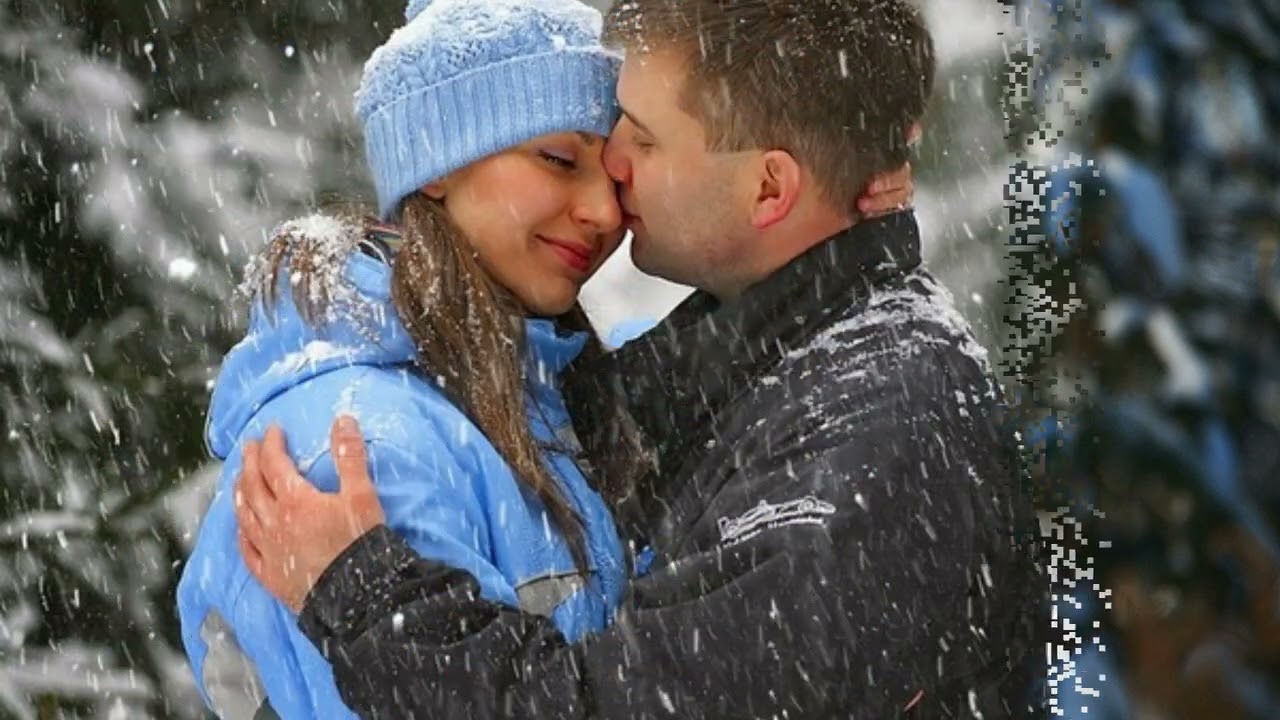 Поцелуй кружится голова. Пара зимой. Влюбленные под Снегопадом. Мужчина и женщина зима. Влюбленные под снегом.