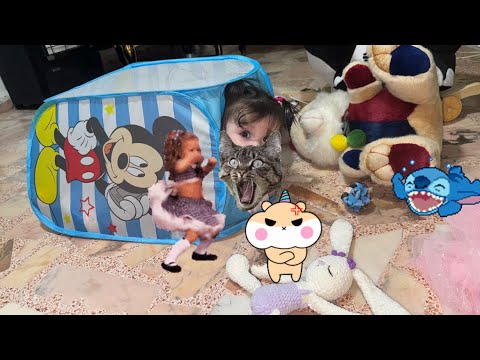 الونة كبرت وصارت تلعب وحدها مع العابها