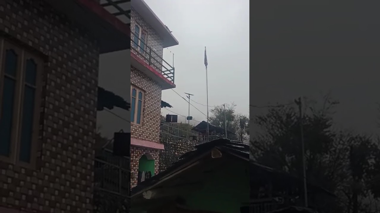 गांव में हो रही है बारिश का सुंदर नजारा