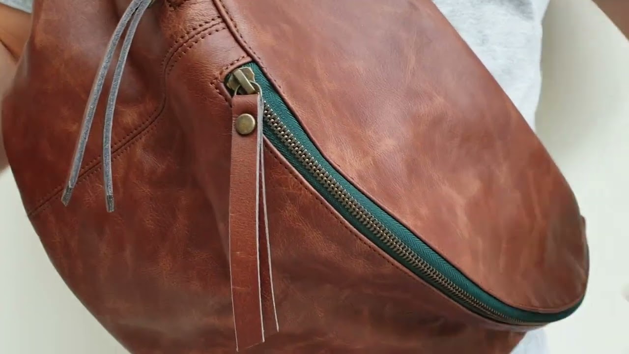 Large fanny pack in distressed leather for Men and Women. - Laroll Bags