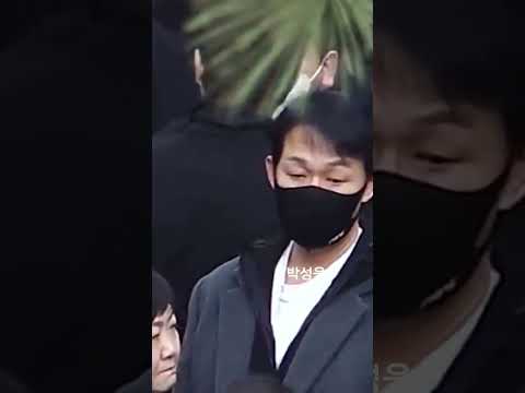 &amp;<strong>quot</strong>;정우성 돌리고 류승룡 못보고 박성웅 뚫어지게&amp;<strong>quot</strong>; 이선균 발인 #<strong>funny</strong>