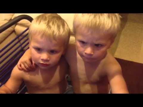Twins პირველი უყურეთ საკუთარ თავს YouTube- ზეnull