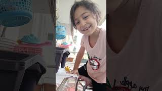 Ronya Lina Balkonda Yemek Yapıyor