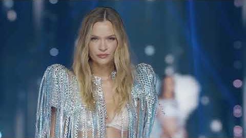 Tyla performing PUSH 2 START & Water live from the Victoria’s Secret Fashion Show 2024