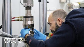 Ο Πρώτος Ελληνικός Μικρο-δορυφόρος Κατασκευάστηκε σε Ένα Κρύο Υπόγειο
