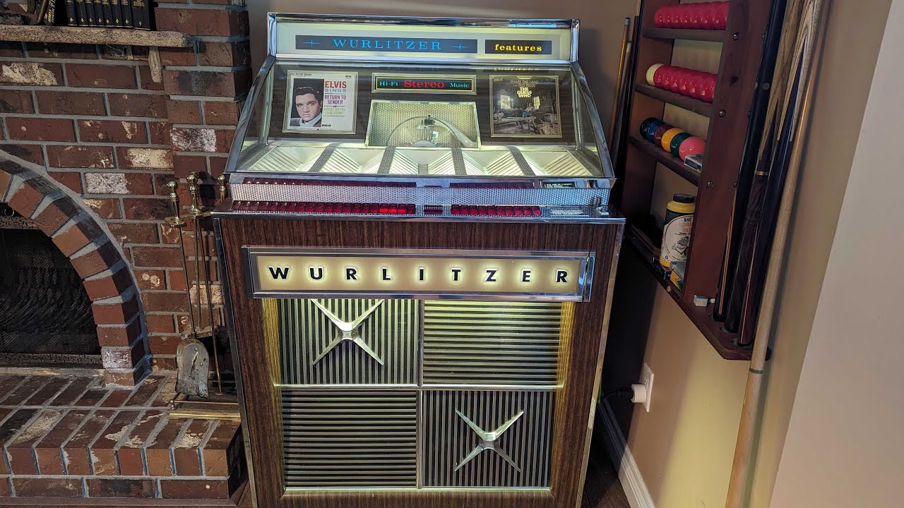 Музыкальный автомат Wurlitzer 2900 1965 года — ремонт пластинки Record Guide