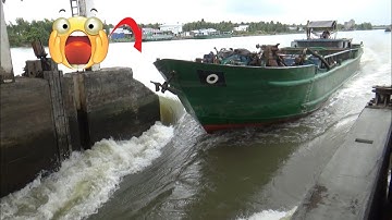 Sà lan vượt cống nước chảy xiết, tiềm ẩn nguy cơ tai nạn nghiêm trọng